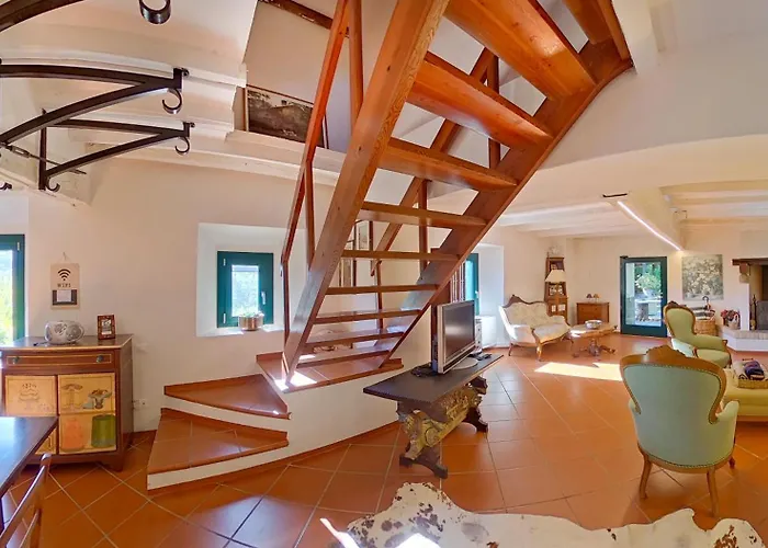 “sparisio” Casa In Sasso Con Piscina E Campo Da Tennis Villa *