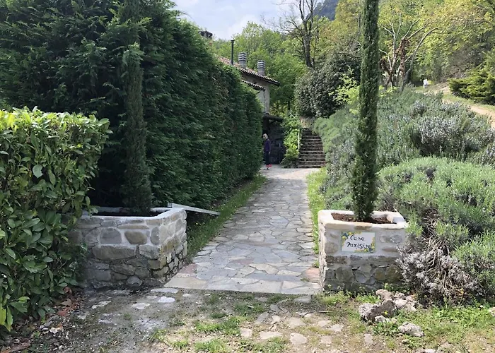 “sparisio” Casa In Sasso Con Piscina E Campo Da Tennis Villa *