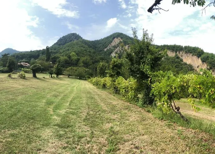 “sparisio” Casa In Sasso Con Piscina E Campo Da Tennis Villa *